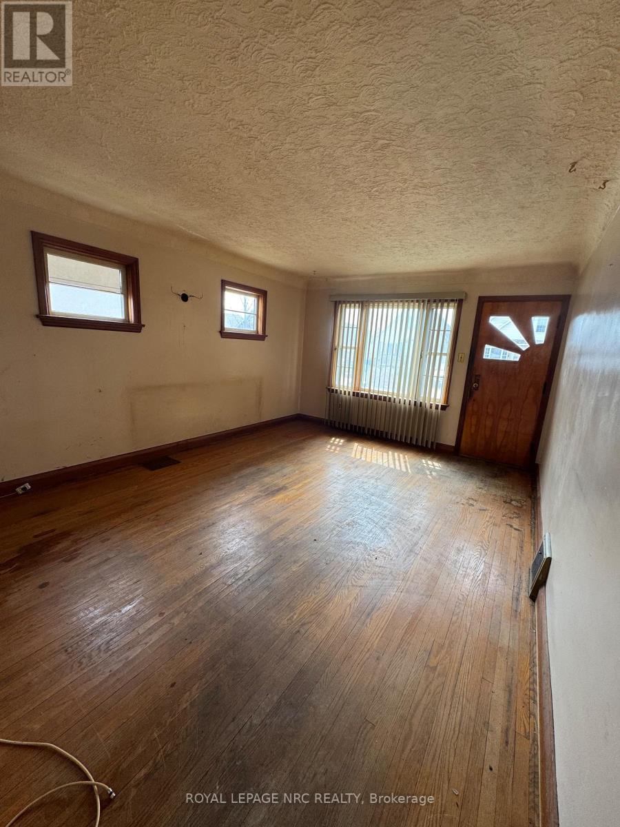 3 Eastbourne Avenue, St. Catharines, Ontario  L2M 5K3 - Photo 4 - X12081519