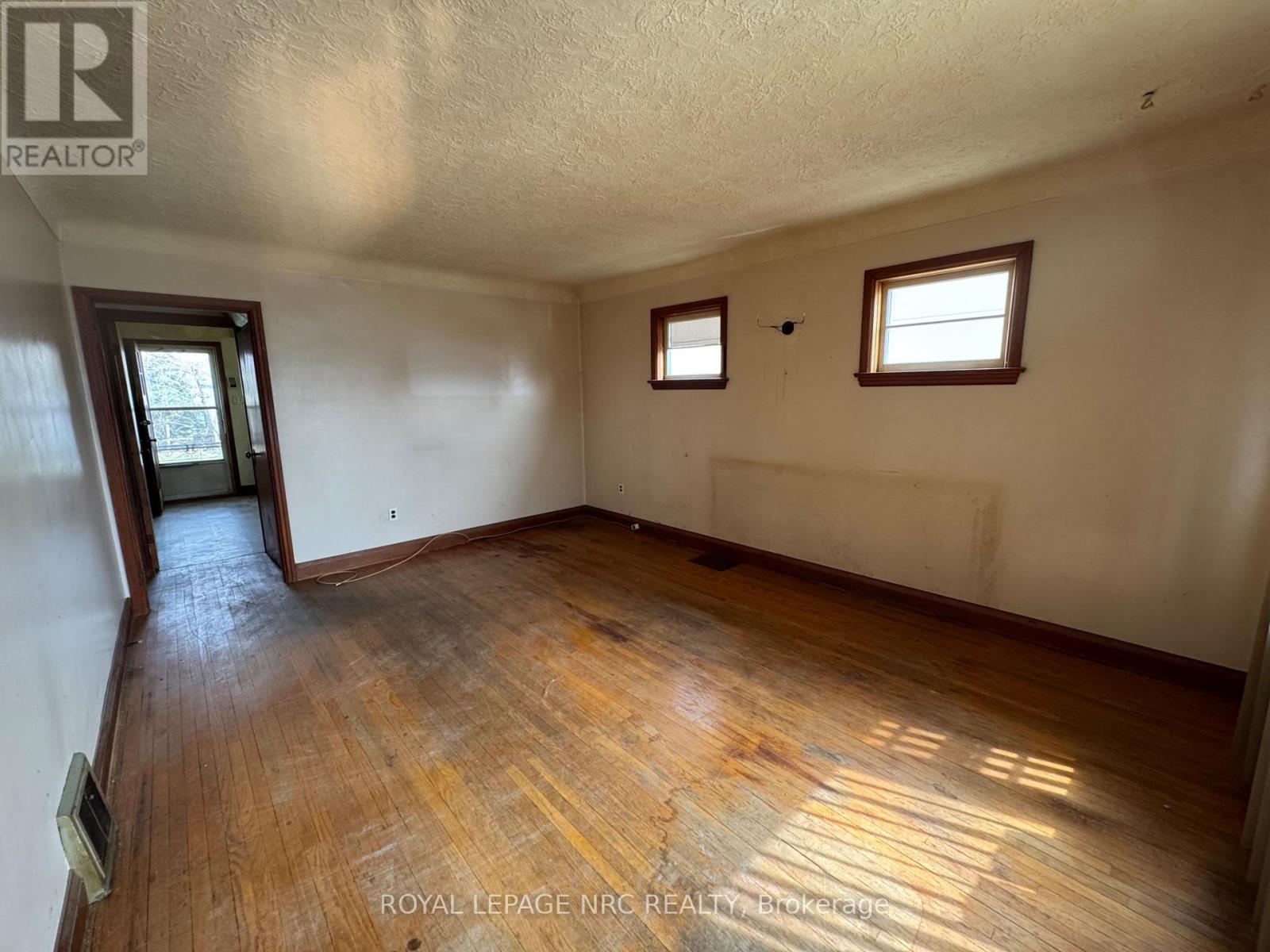 3 Eastbourne Avenue, St. Catharines, Ontario  L2M 5K3 - Photo 5 - X12081519