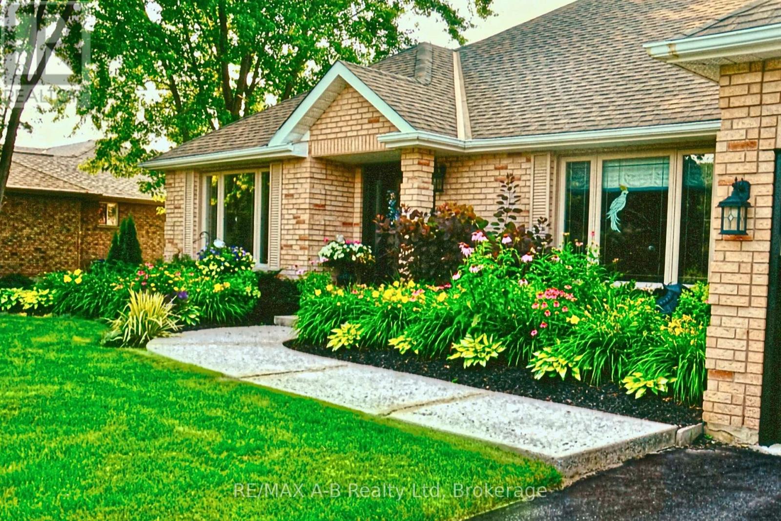 30 Nicholson Crescent, Springwater, Ontario  L9X 0G9 - Photo 2 - S12074332