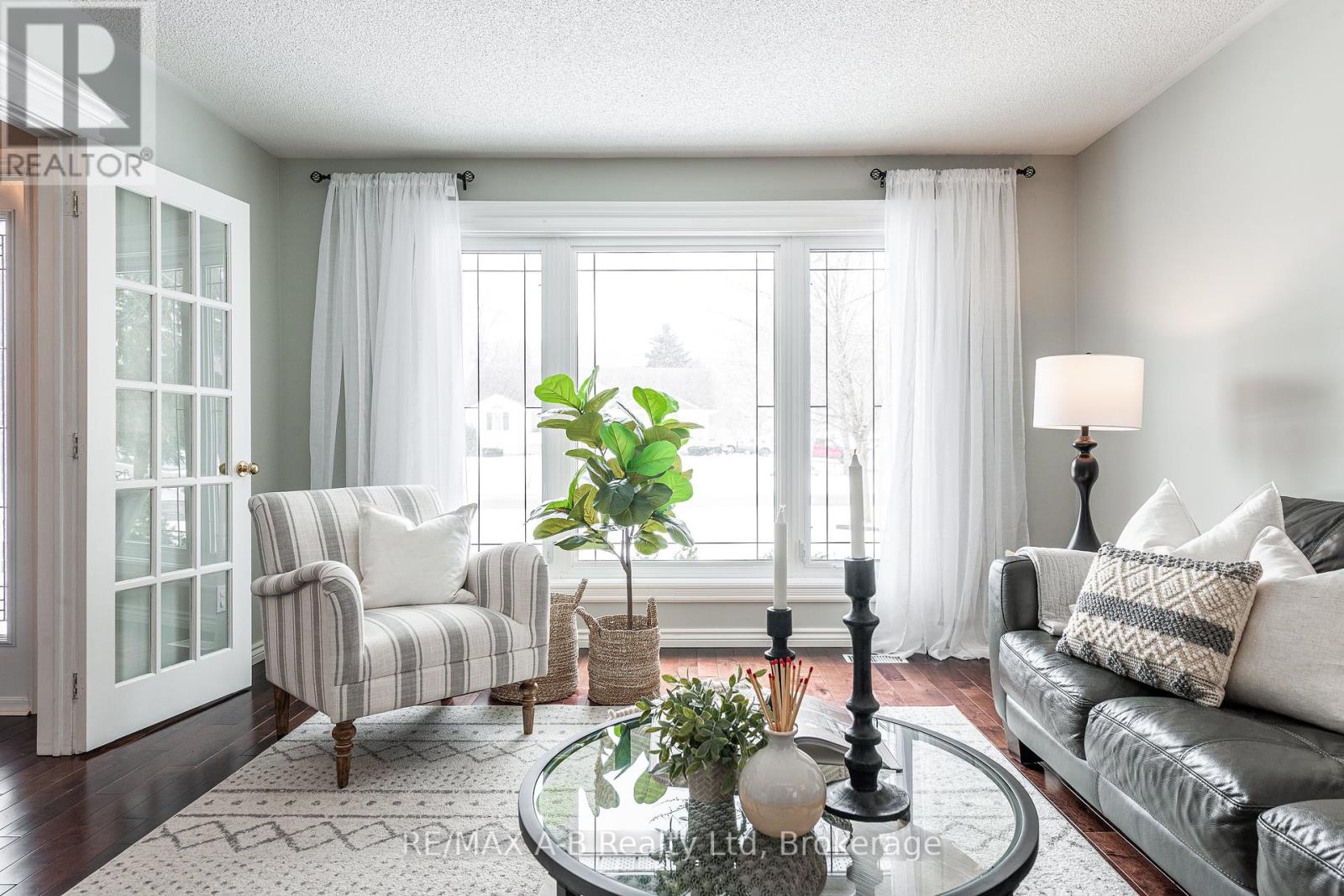 30 Nicholson Crescent, Springwater, Ontario  L9X 0G9 - Photo 5 - S12074332
