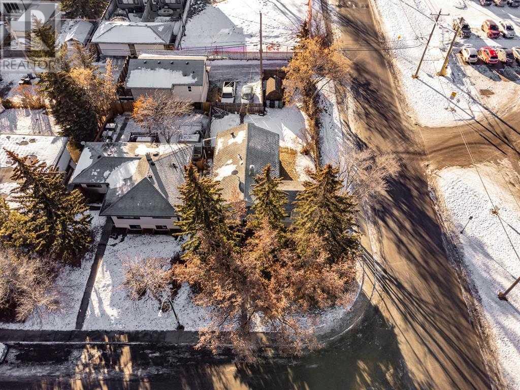Property at 2139 51 Avenue SW image 3