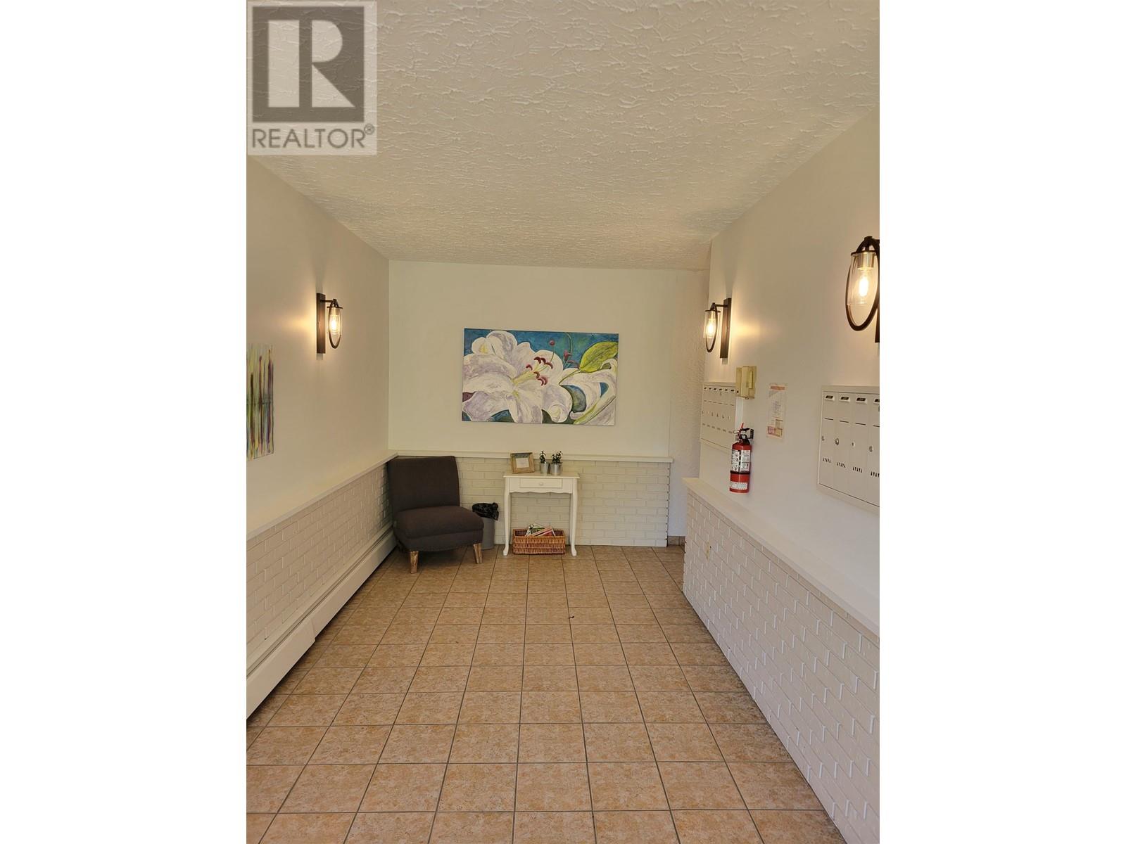 305 241 St. Andrews Avenue, North Vancouver, British Columbia  V7L 3K8 - Photo 1 - R2989897