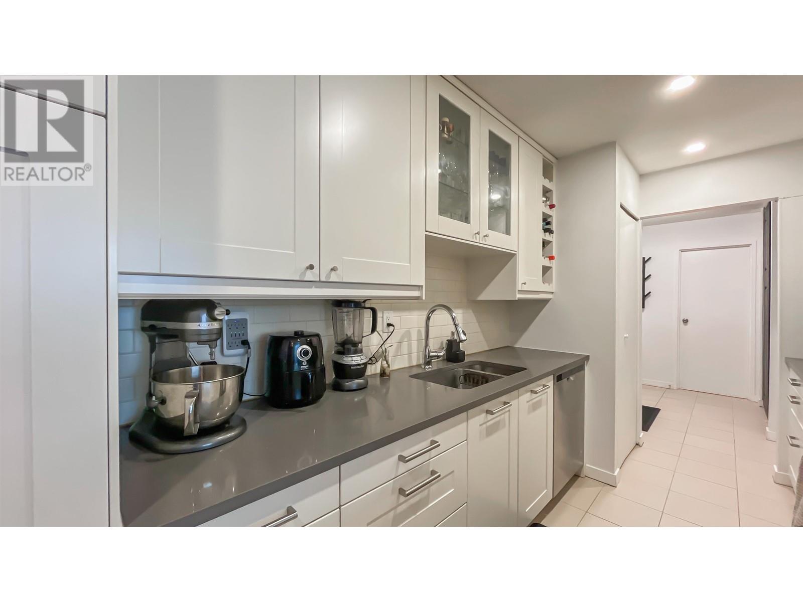 309 9584 Manchester Drive, Burnaby, British Columbia  V3N 4R1 - Photo 5 - R2989854