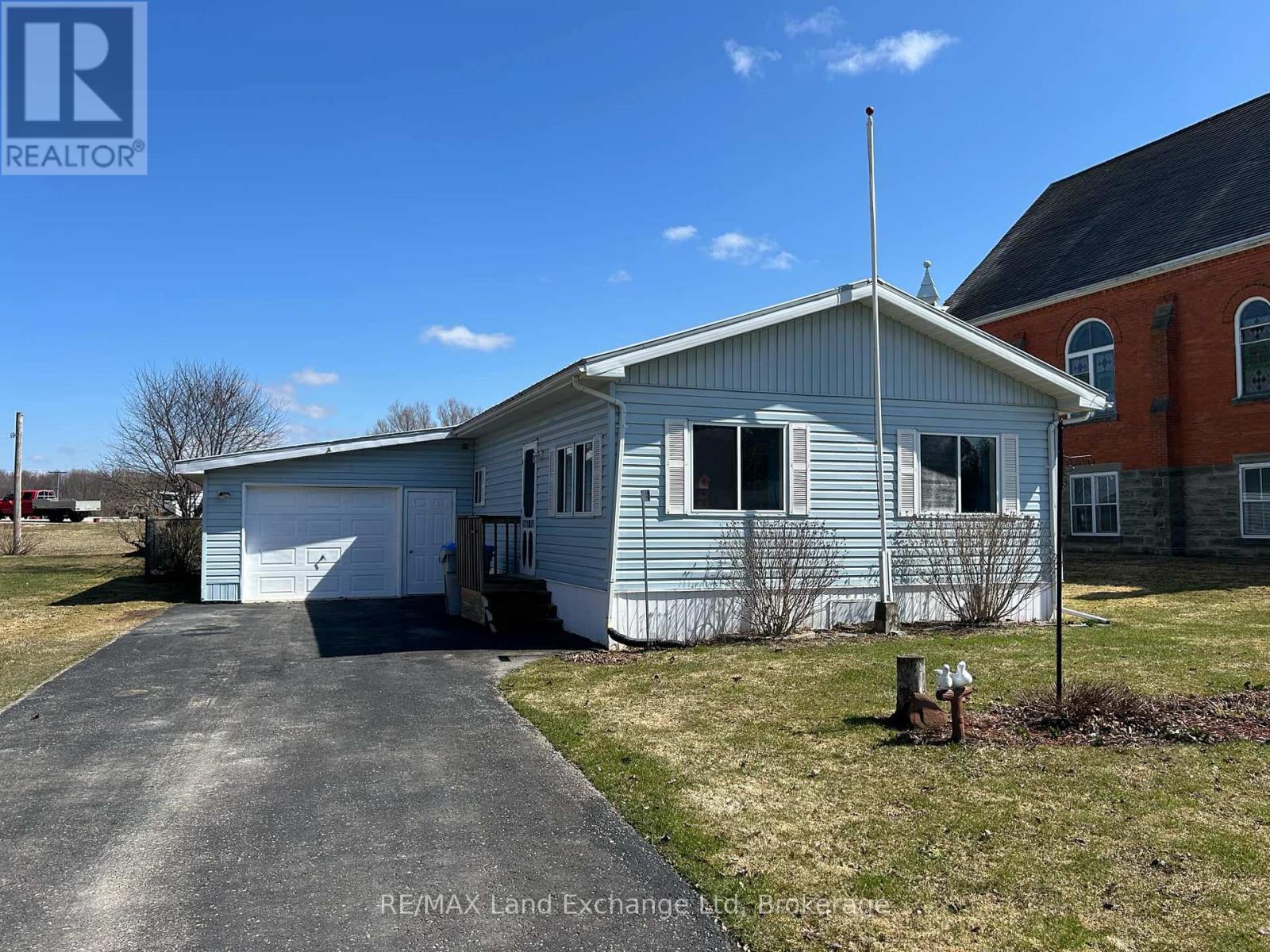 85 Queen Street, Morris Turnberry, Ontario  N0G 1G0 - Photo 3 - X12081769