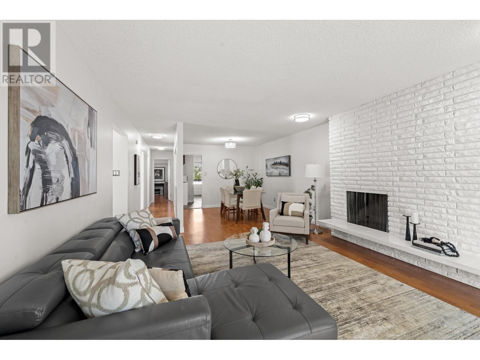 5681 Camino Court, Burnaby, British Columbia  V5G 3Y1 - Photo 2 - R2989830
