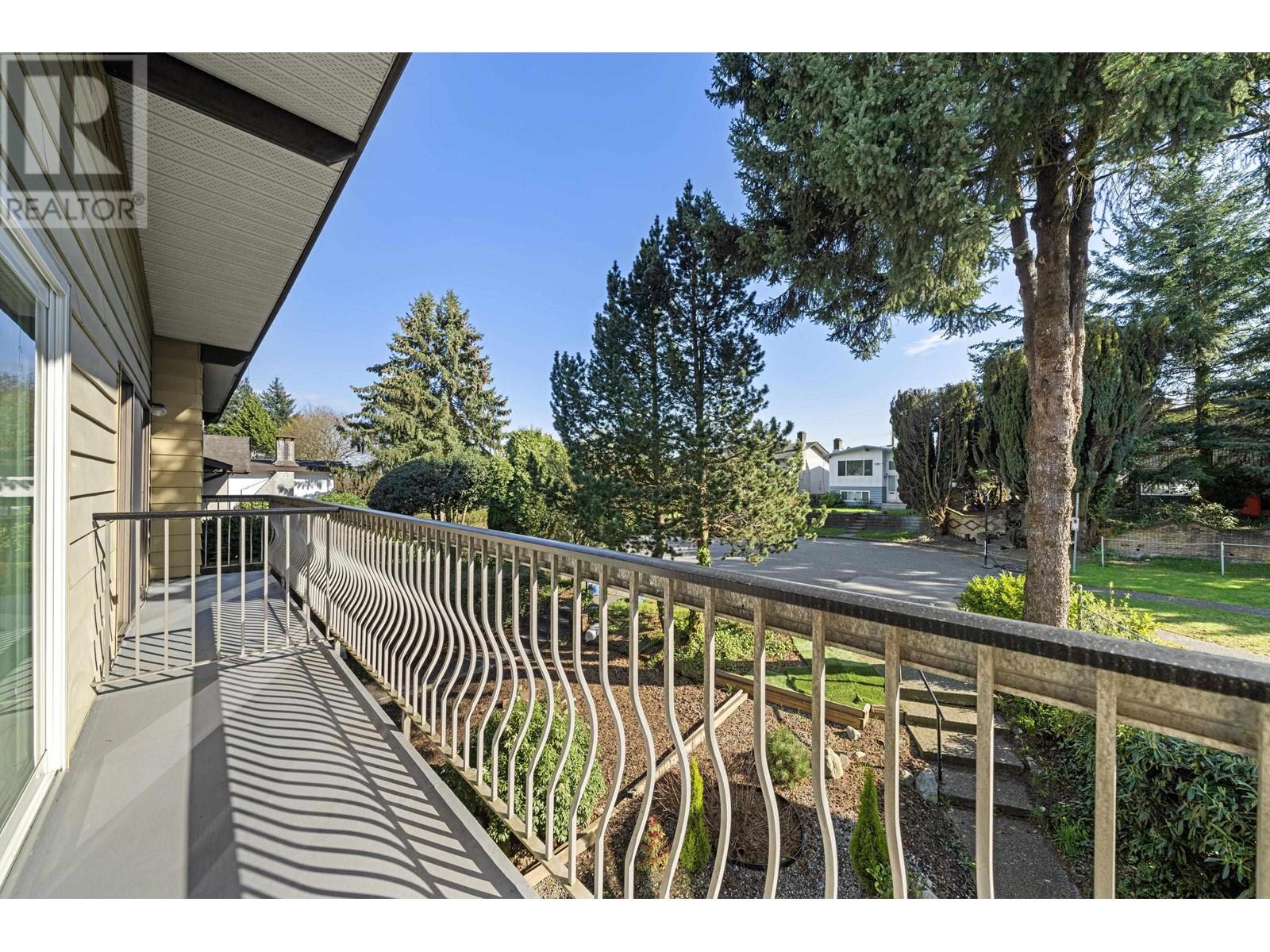 5681 Camino Court, Burnaby, British Columbia  V5G 3Y1 - Photo 4 - R2989830