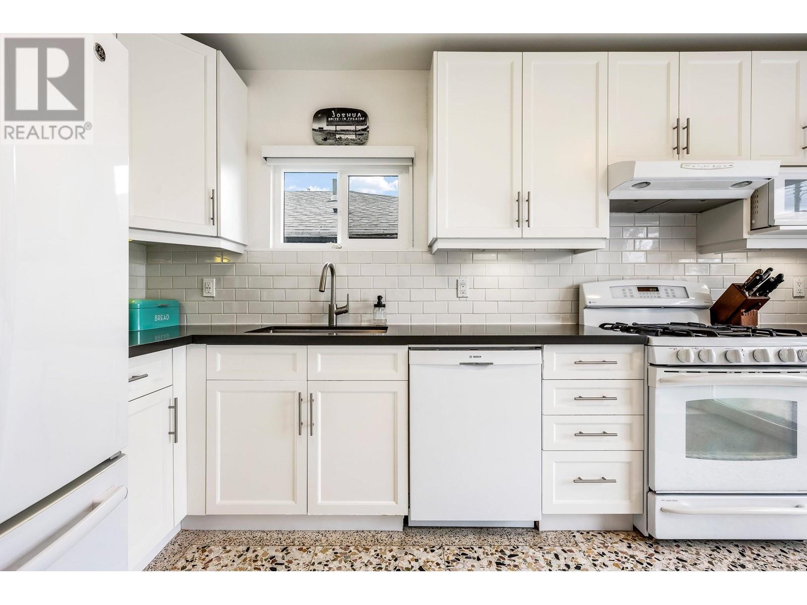 2627 E 5th Avenue, Vancouver, British Columbia  V5M 1M8 - Photo 12 - R2989921