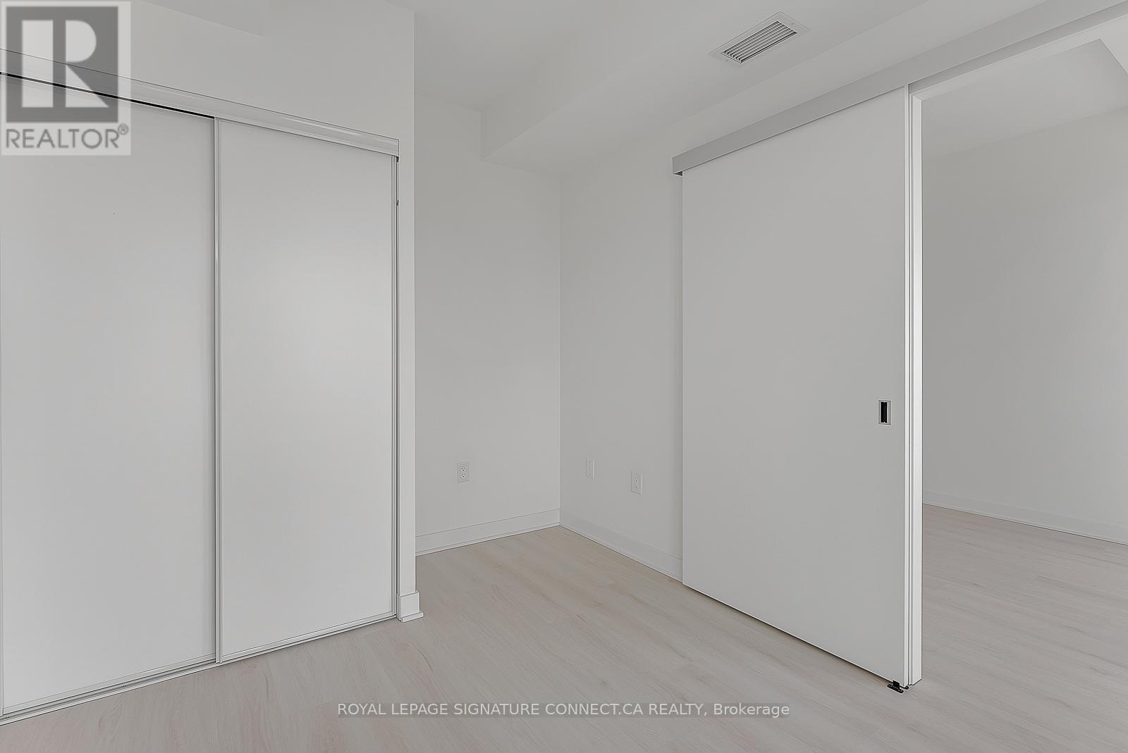 1601 - 3900 Confederation Parkway, Mississauga, Ontario  L5B 0M3 - Photo 16 - W12081865