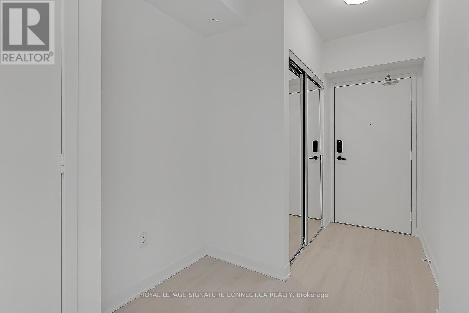 1601 - 3900 Confederation Parkway, Mississauga, Ontario  L5B 0M3 - Photo 3 - W12081865