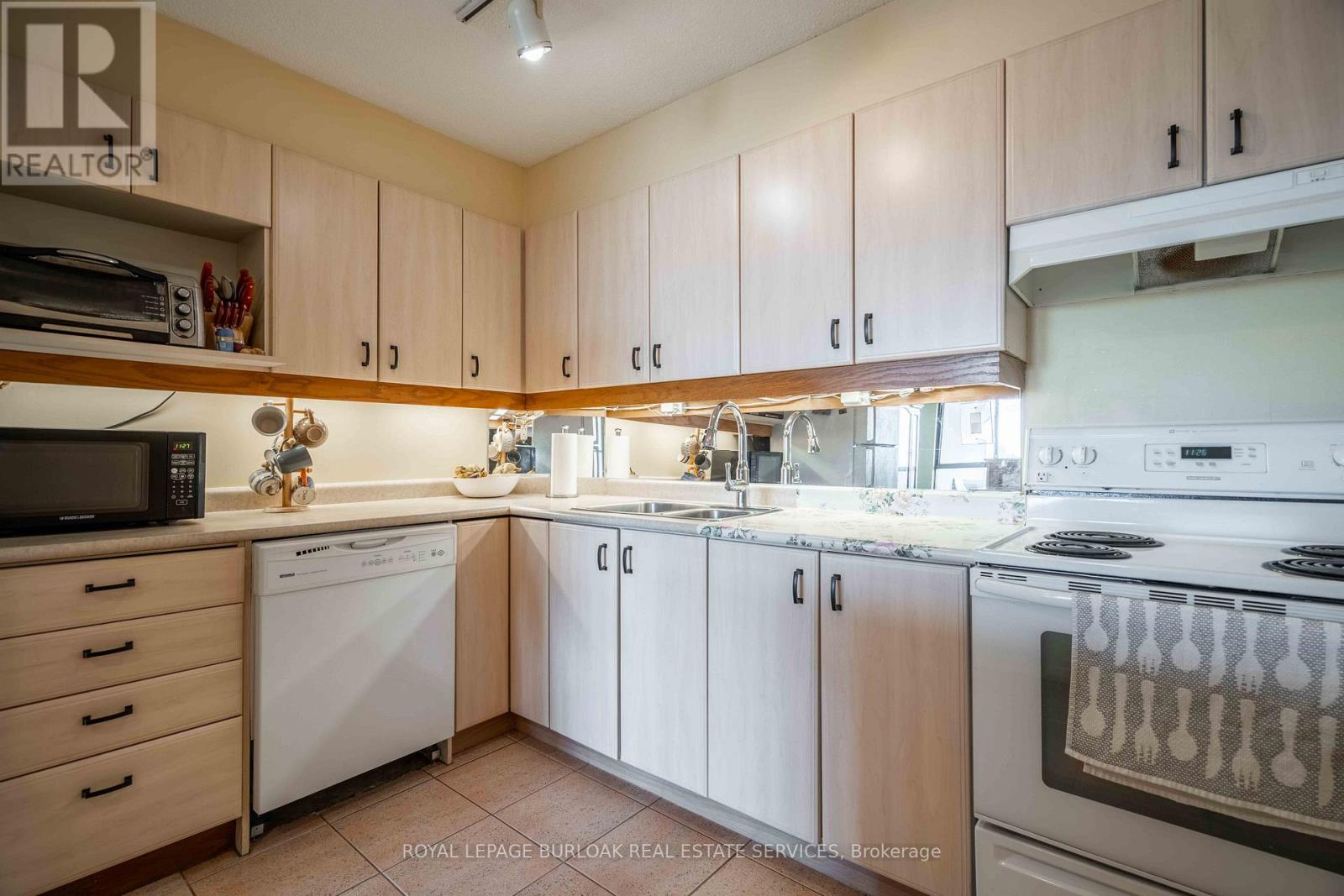 C34 - 300 Mill Road, Toronto, Ontario  M9C 4W7 - Photo 10 - W12081893
