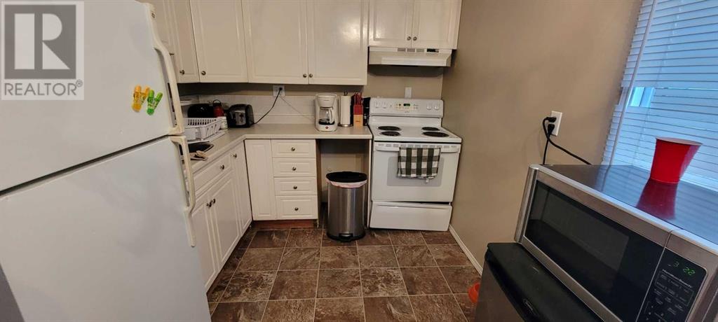 Property at 610 52 Street image 3