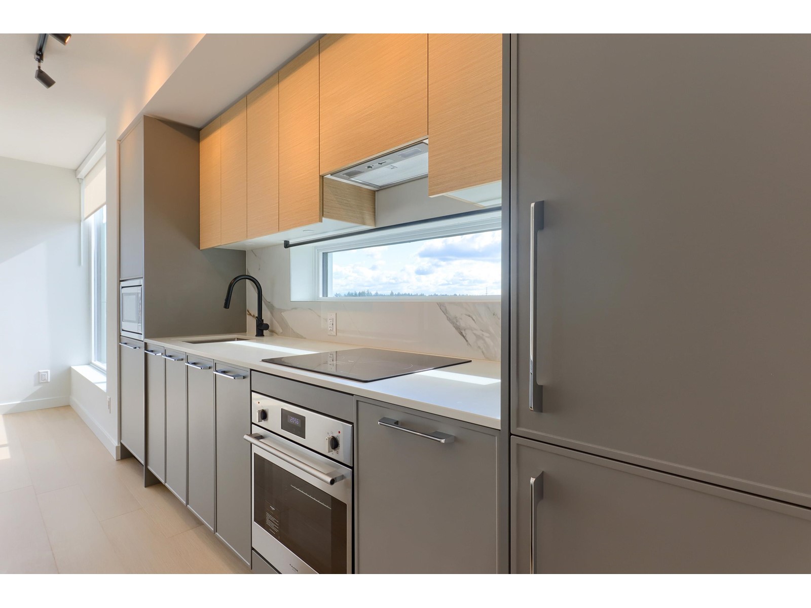 1609 13725 George Junction Avenue, Surrey, British Columbia  V3T 0V7 - Photo 2 - R2989537