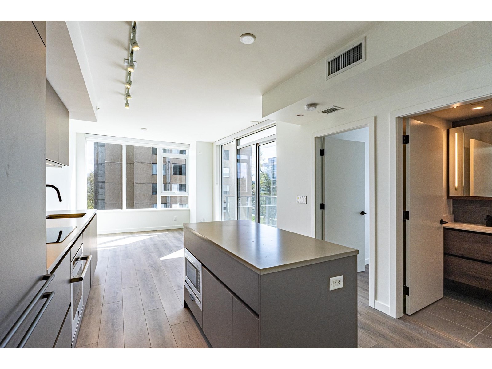 508 10448 University Drive, Surrey, British Columbia  V3T 0S7 - Photo 1 - R2989902