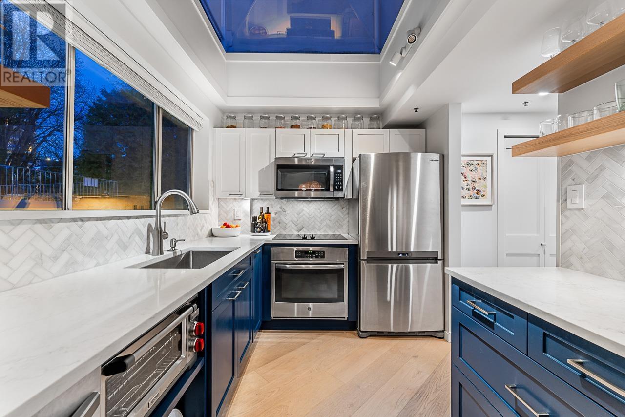204 565 17th Street, West Vancouver, British Columbia  V7V 3S9 - Photo 3 - R2990033