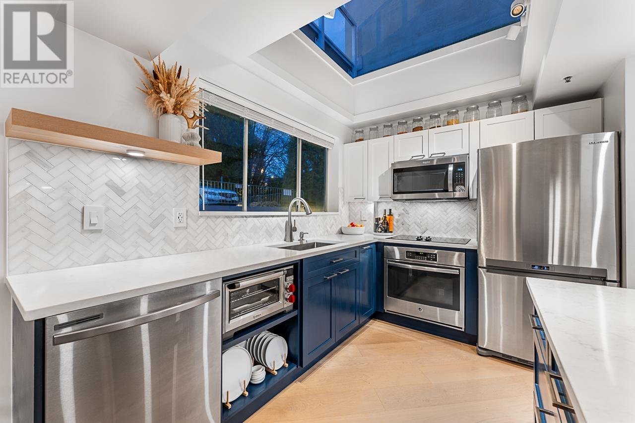 204 565 17th Street, West Vancouver, British Columbia  V7V 3S9 - Photo 5 - R2990033