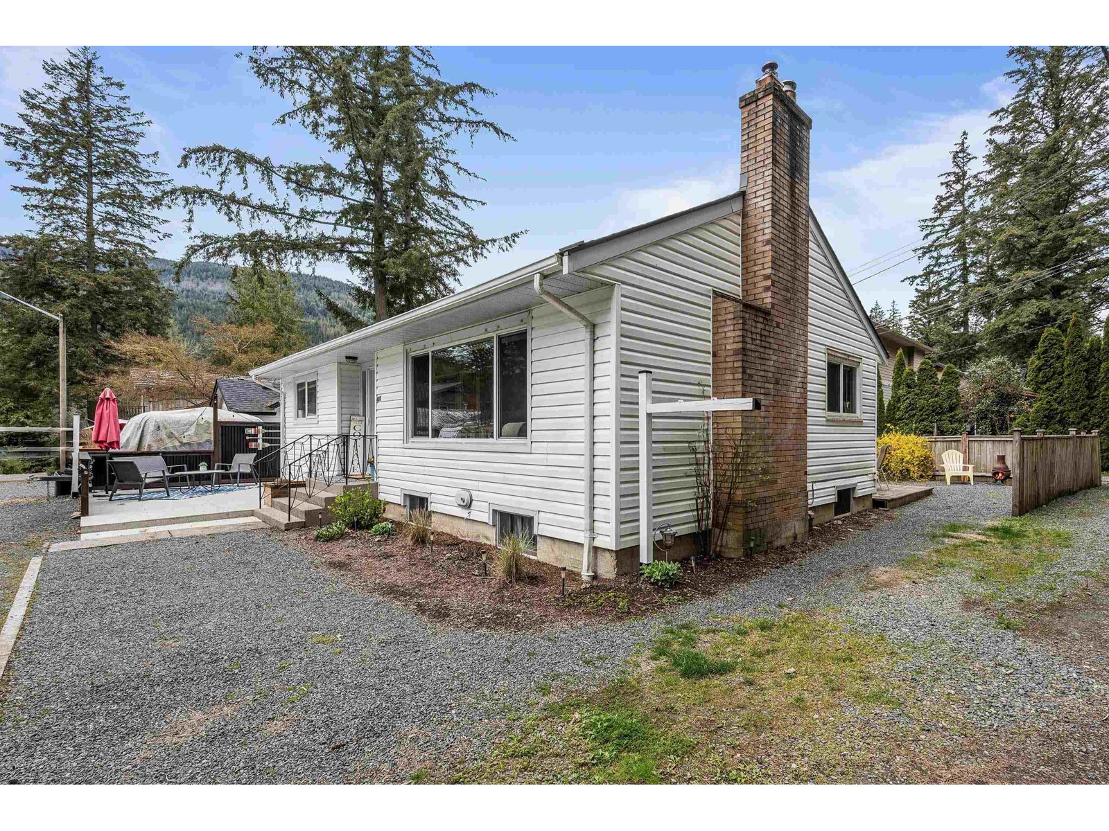 Property at 404 BIRCH STREET image 2