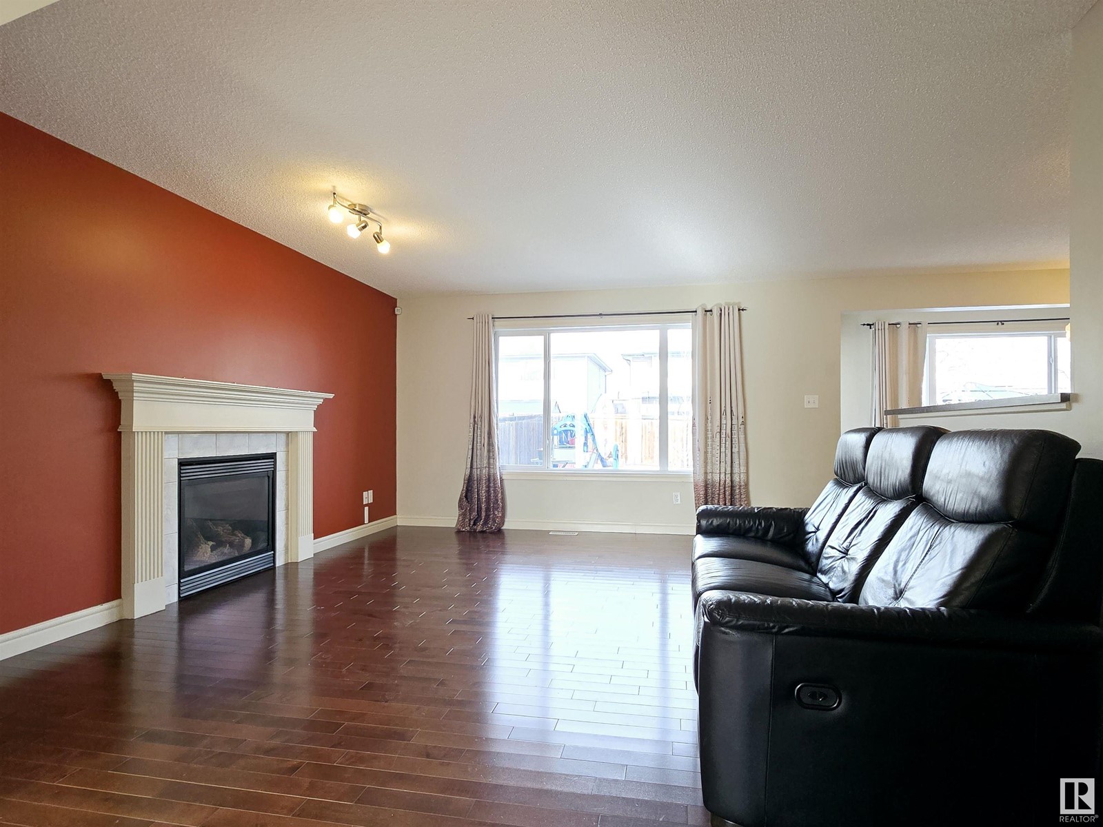 Property at 11808 13 AV SW image 4