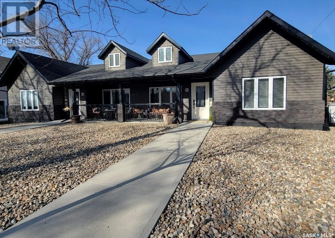 B 4906 Telegraph Street, Macklin, Saskatchewan  S0L 2C0 - Photo 1 - SK002625