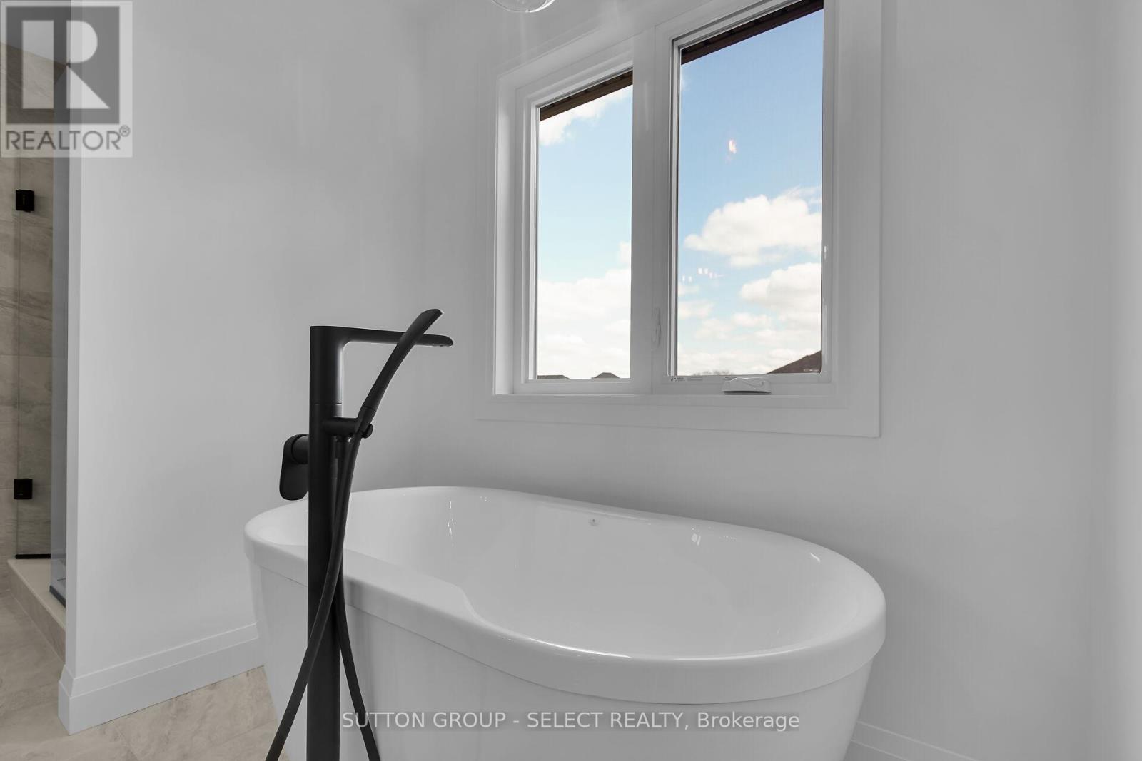9 Briscoe Crescent, Strathroy-Caradoc, Ontario  N7G 4E1 - Photo 26 - X12082135