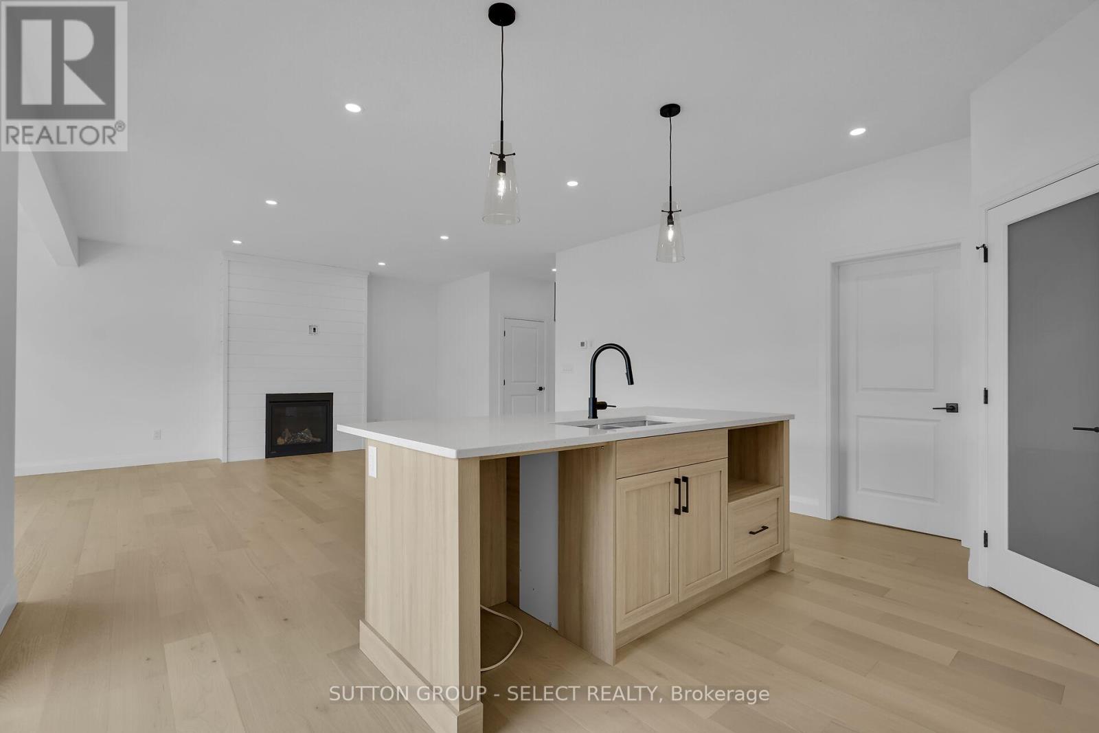 9 Briscoe Crescent, Strathroy-Caradoc, Ontario  N7G 4E1 - Photo 8 - X12082135