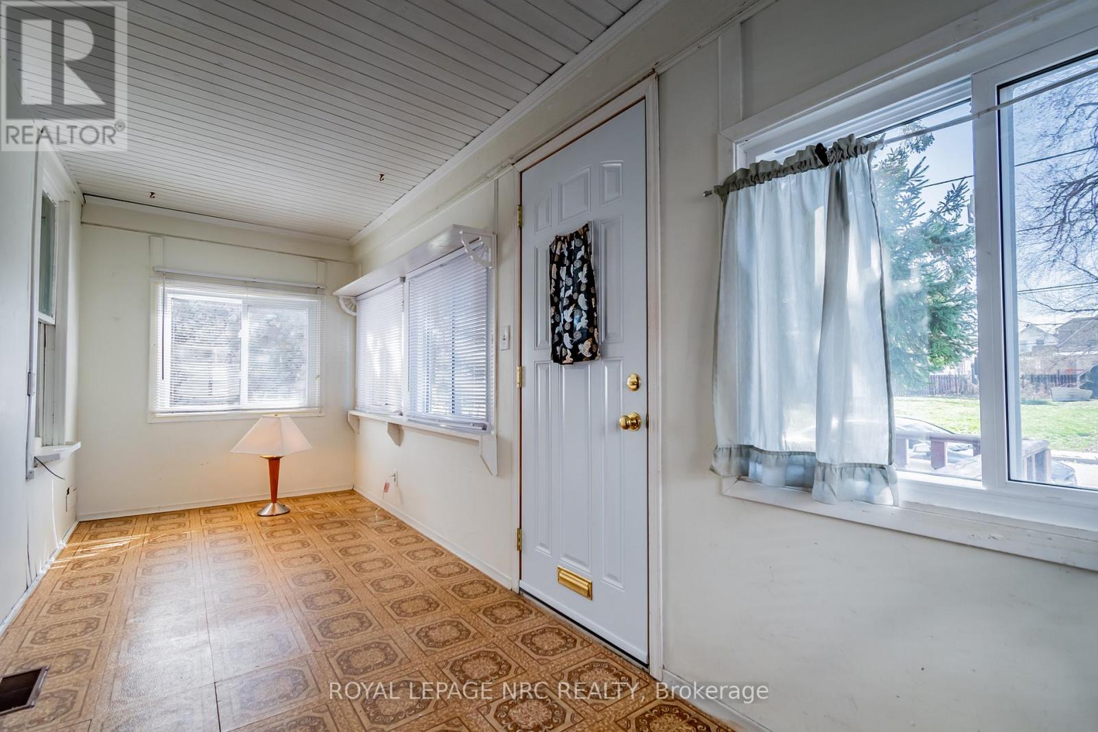 4699 Jepson Street, Niagara Falls, Ontario  L2E 1J7 - Photo 3 - X12082197