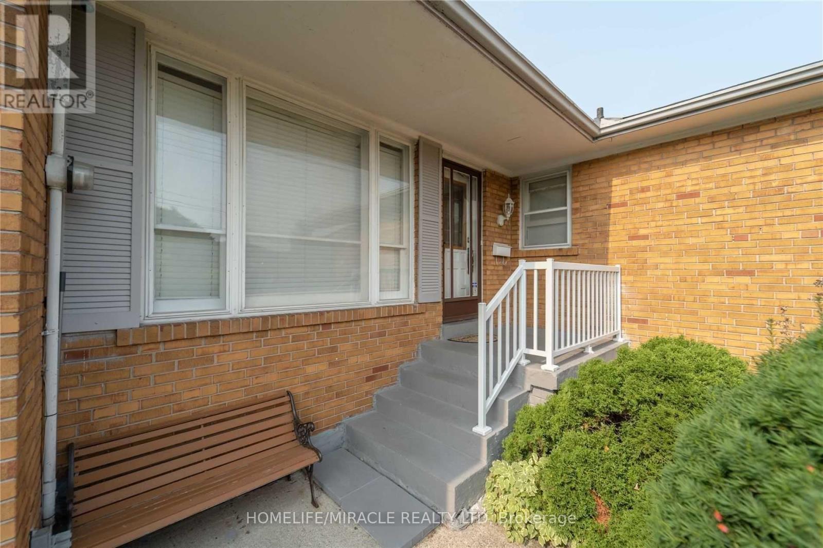 376 Third Line, Oakville, Ontario  L6L 4A4 - Photo 4 - W12082182
