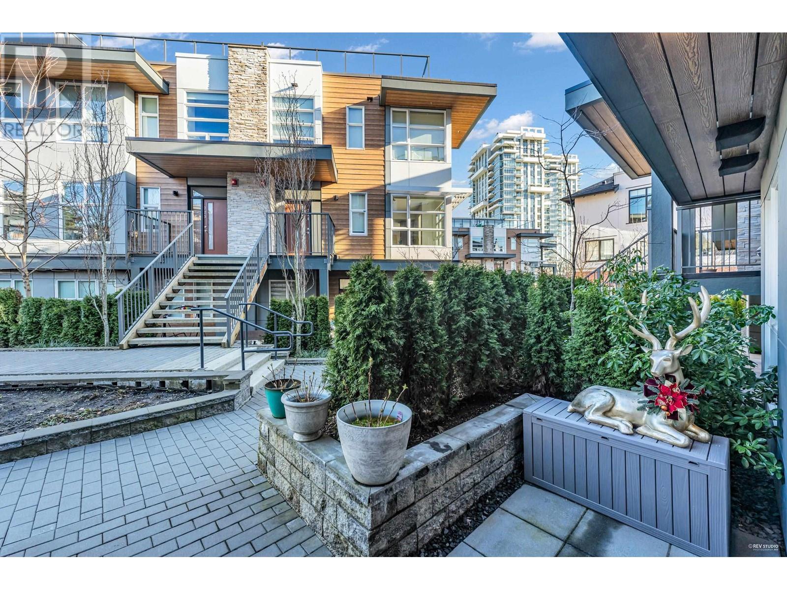 129 2060 Curling Road, North Vancouver, British Columbia  V7P 0C6 - Photo 2 - R2990108