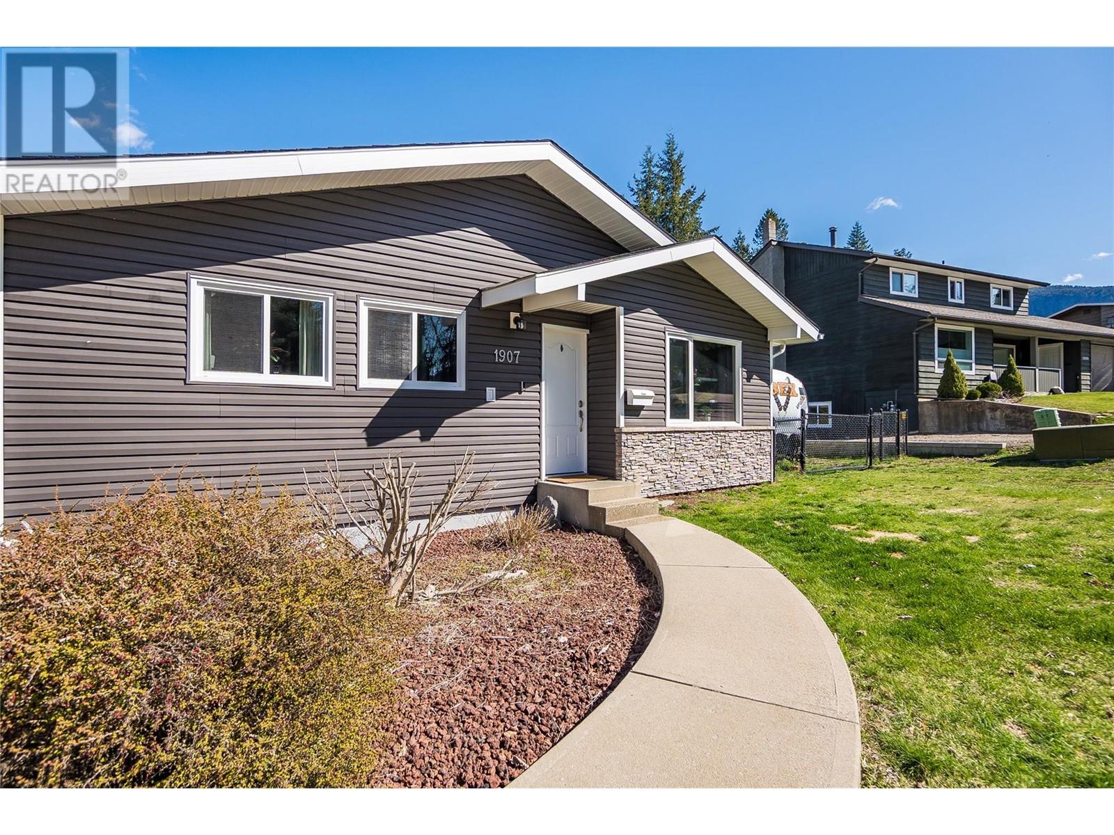1907 Riverside Crescent, Castlegar, British Columbia  V1N 3W5 - Photo 6 - 10343261