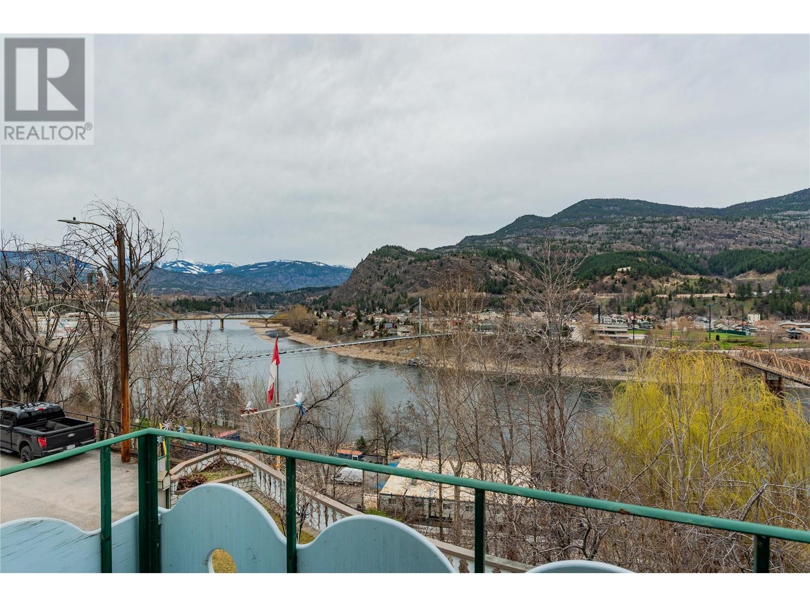 Property at 2042 Oak Street image 3