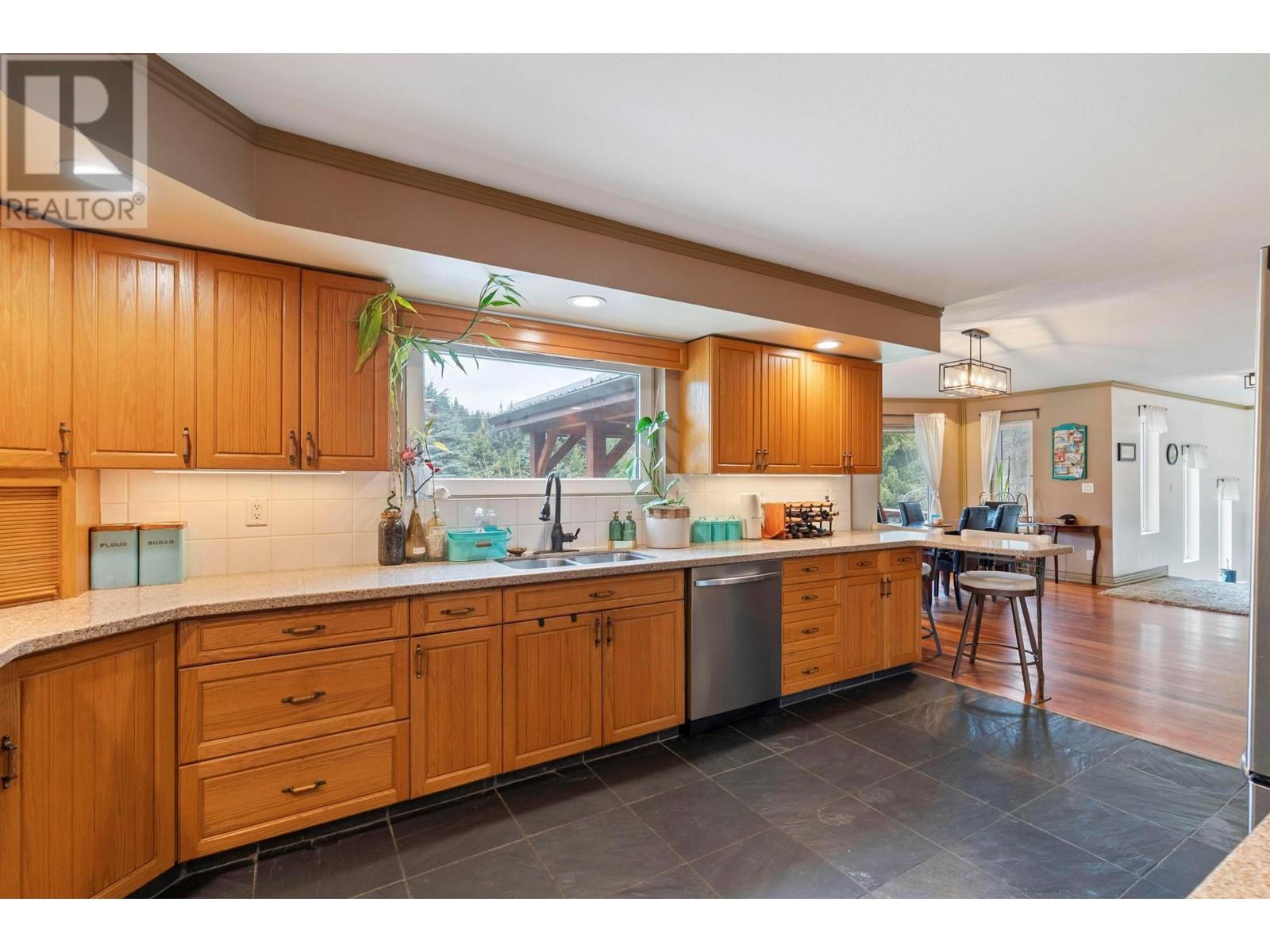 Property at 5810 50 Street NE image 3