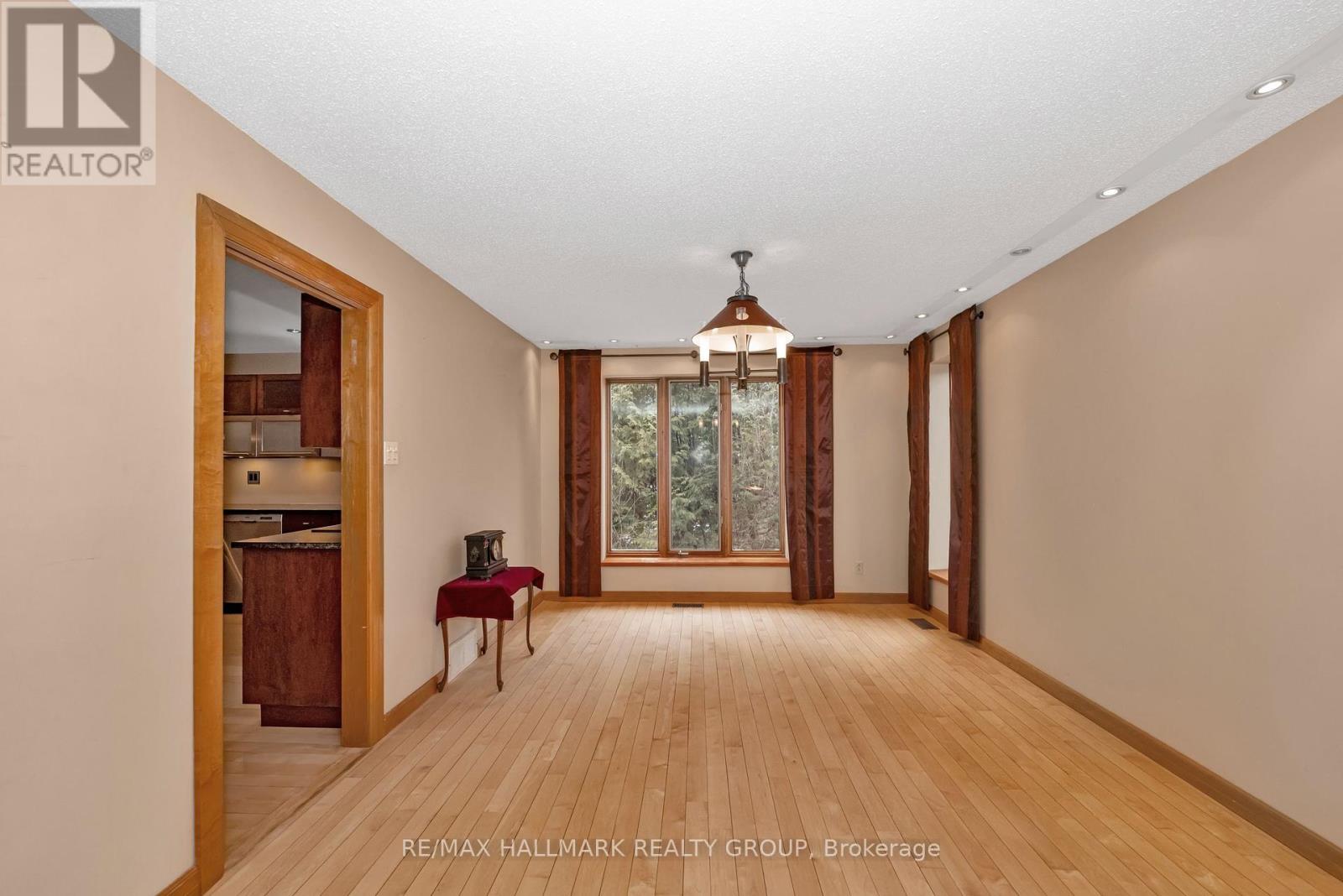 42 Twilight (Davidson) Crescent, Ottawa, Ontario  K1J 6M3 - Photo 10 - X12082396