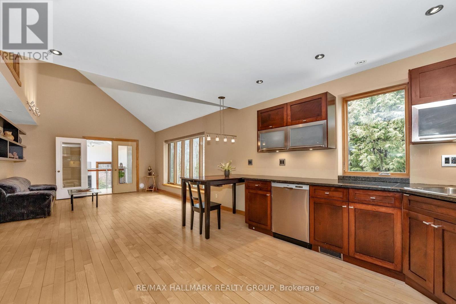 42 Twilight (Davidson) Crescent, Ottawa, Ontario  K1J 6M3 - Photo 13 - X12082396