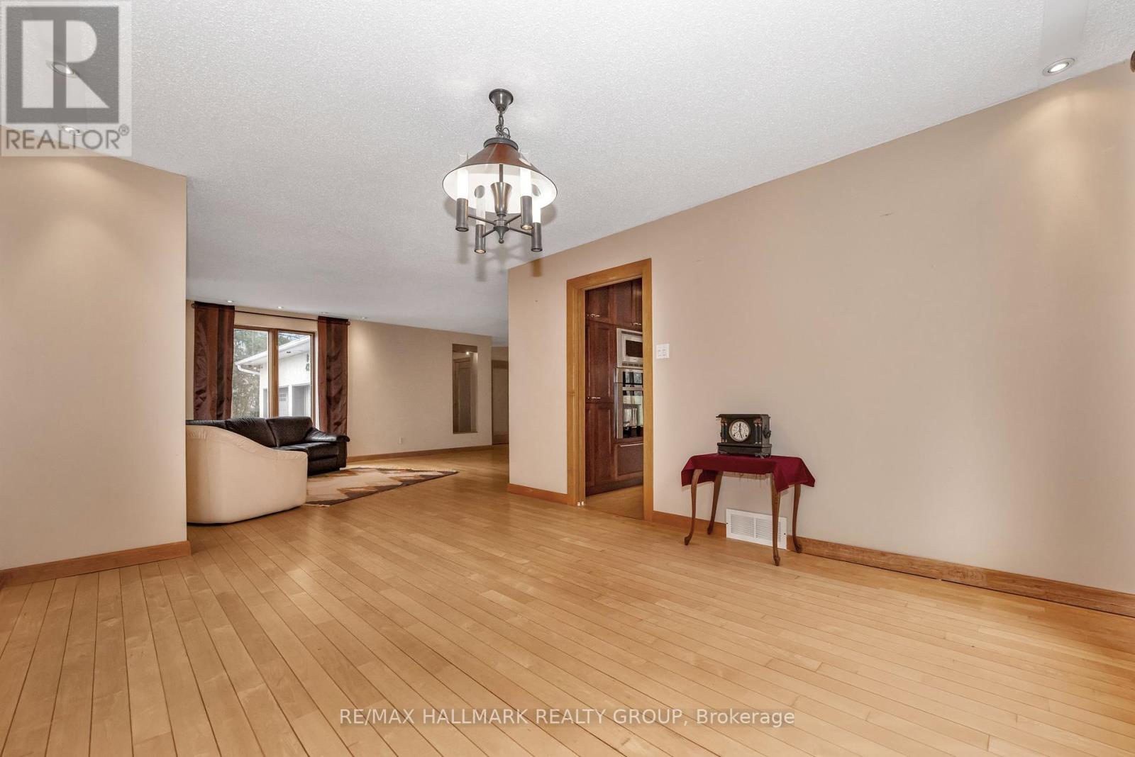 42 Twilight (Davidson) Crescent, Ottawa, Ontario  K1J 6M3 - Photo 8 - X12082396