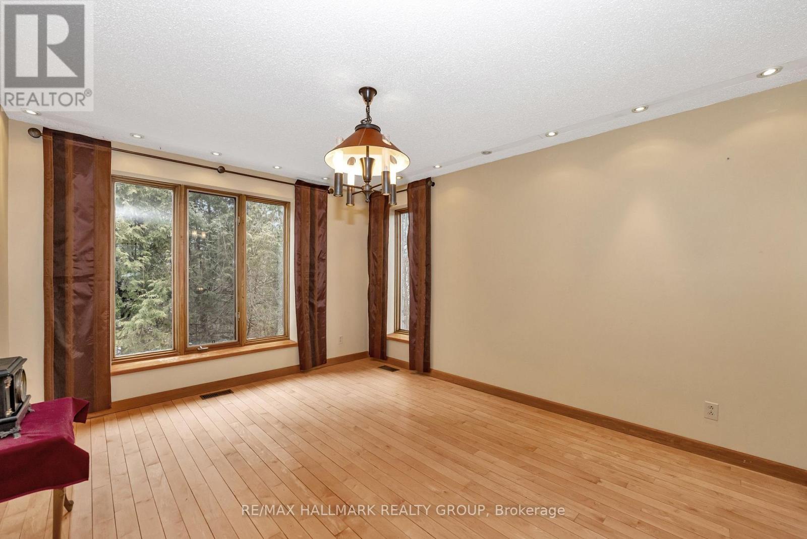 42 Twilight (Davidson) Crescent, Ottawa, Ontario  K1J 6M3 - Photo 9 - X12082396