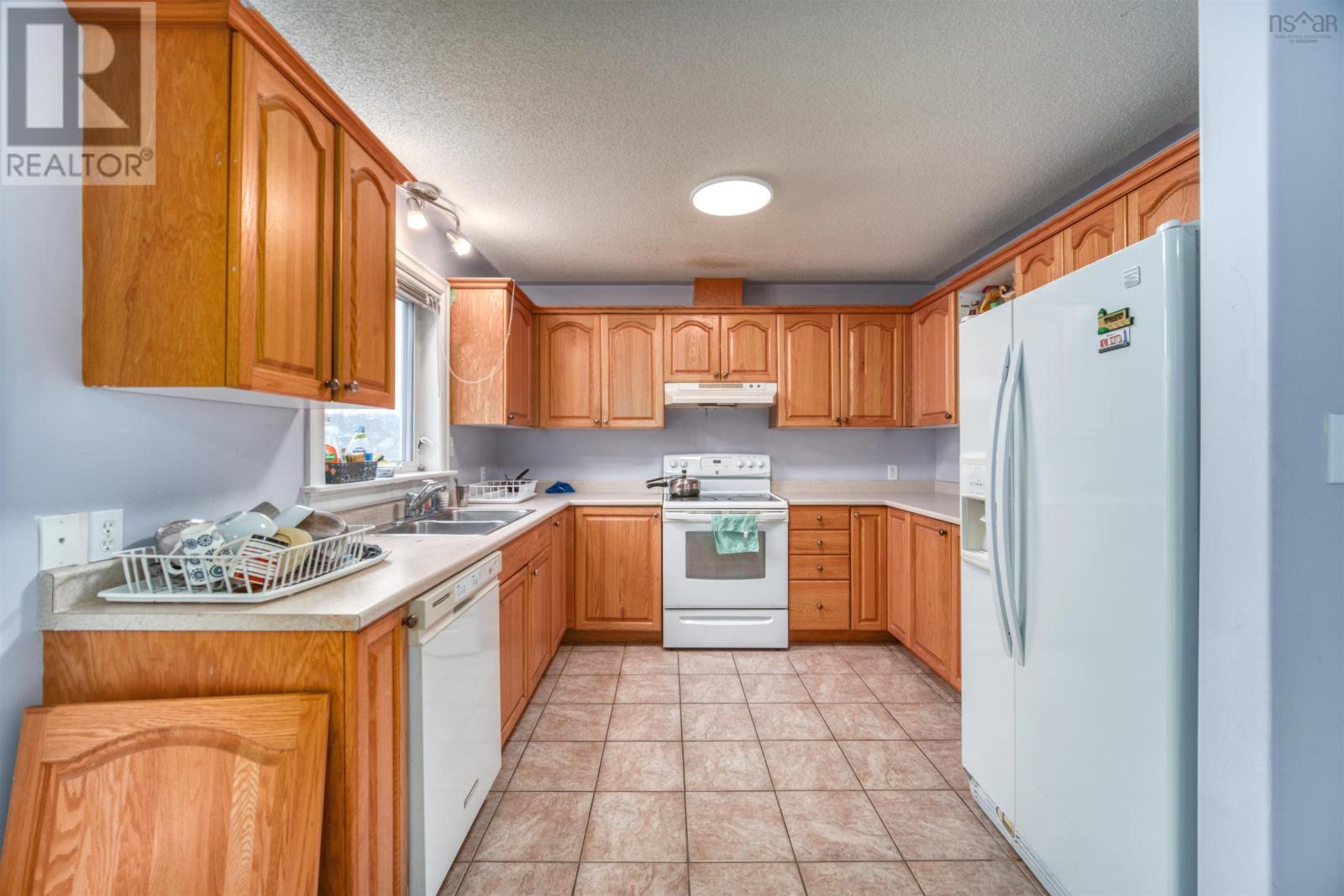 Property at 560 Parkland Drive image 3