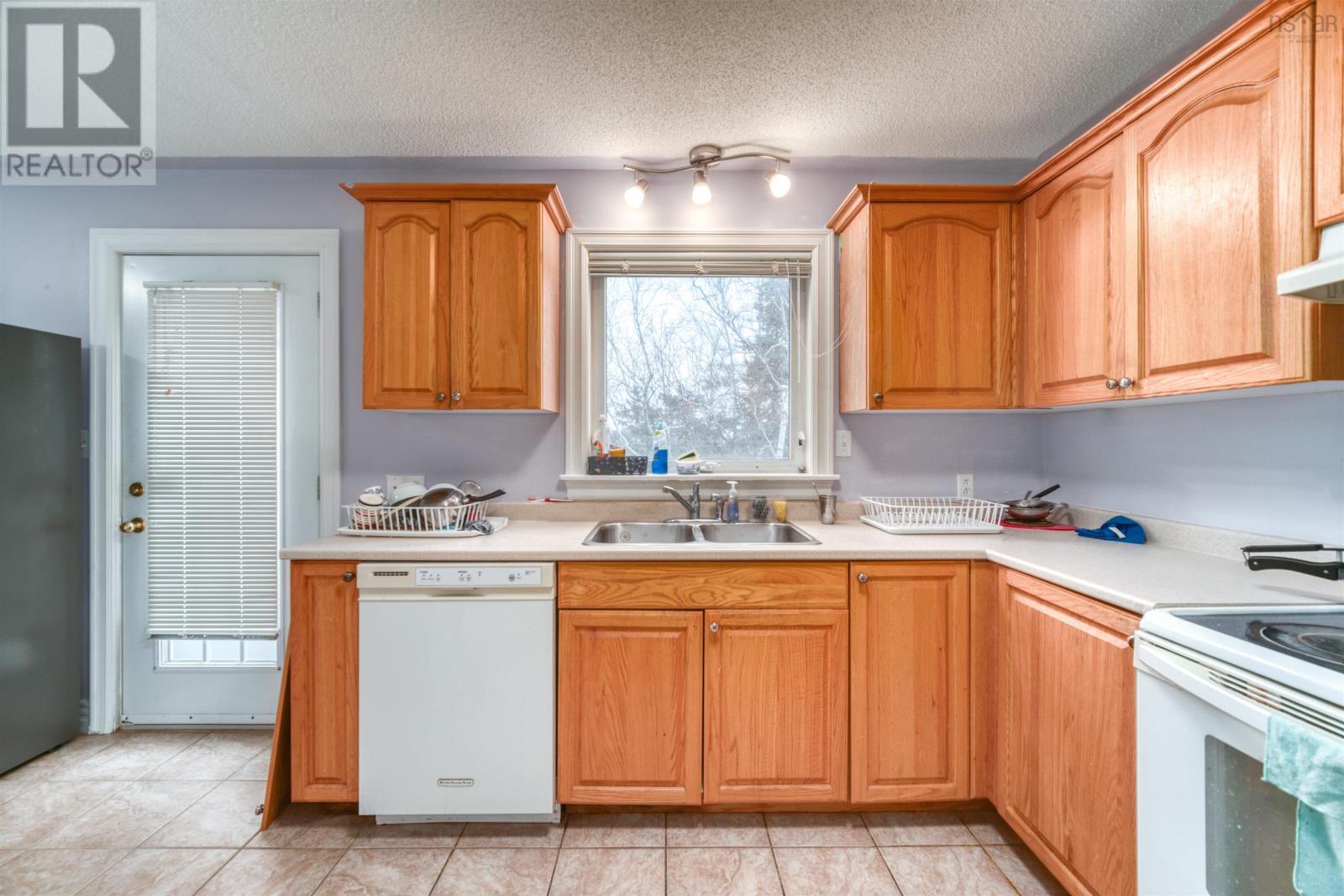 Property at 560 Parkland Drive image 4