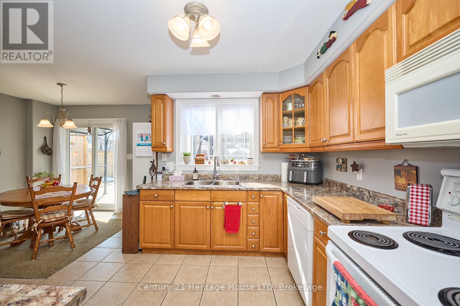 837 Concession Road, Fort Erie (Lakeshore), Ontario  L2A 6E9 - Photo 10 - X12016378