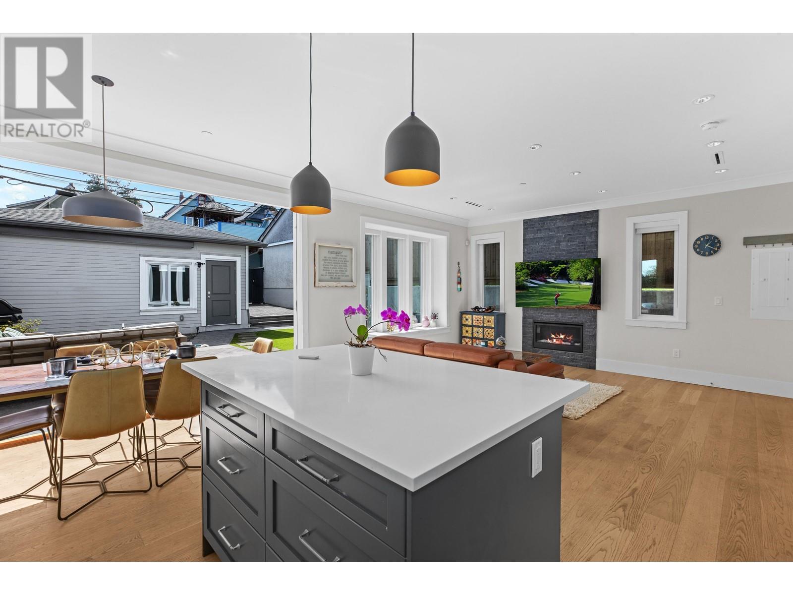 828 E 13th Avenue, Vancouver, British Columbia  V5T 2L5 - Photo 4 - R2990151