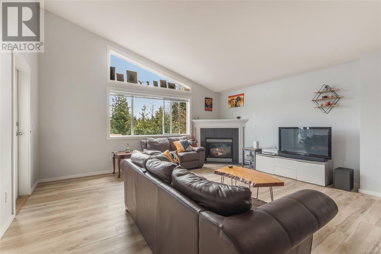 Property at 645 Oakwood Rd image 3