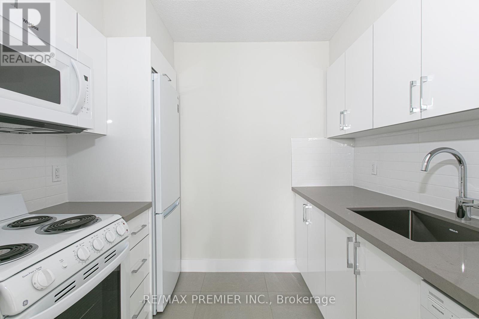 1008 - 33 Isabella Street, Toronto, Ontario  M4Y 2P7 - Photo 5 - C12082546
