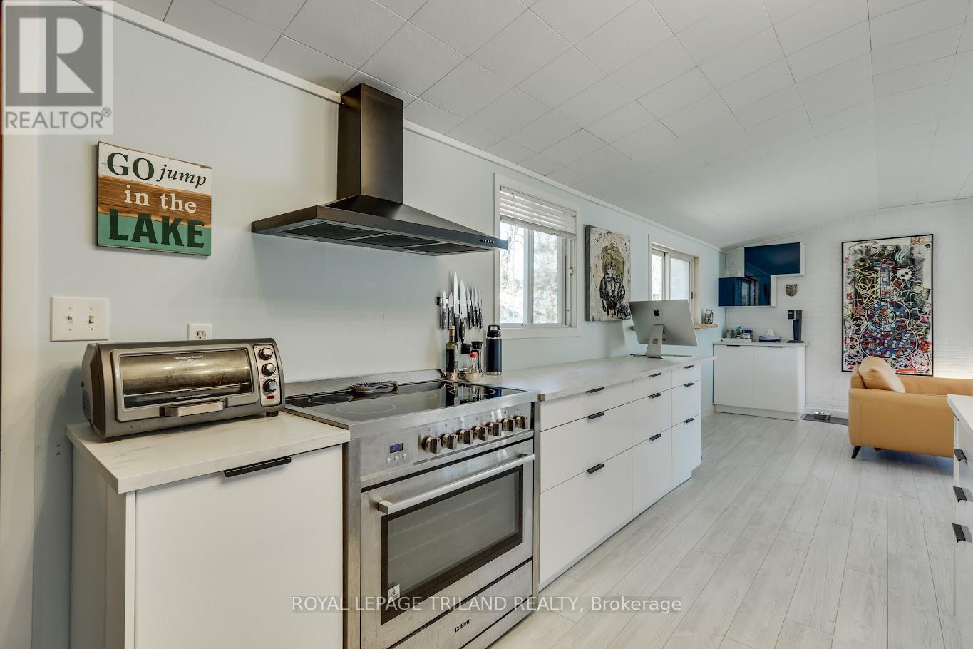 Property at 7933 KATHARINE CRESCENT image 3