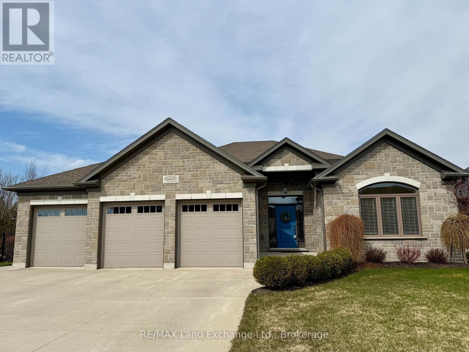 441 Mccullough Crescent, Kincardine, Ontario  N2Z 0A8 - Photo 2 - X12082564