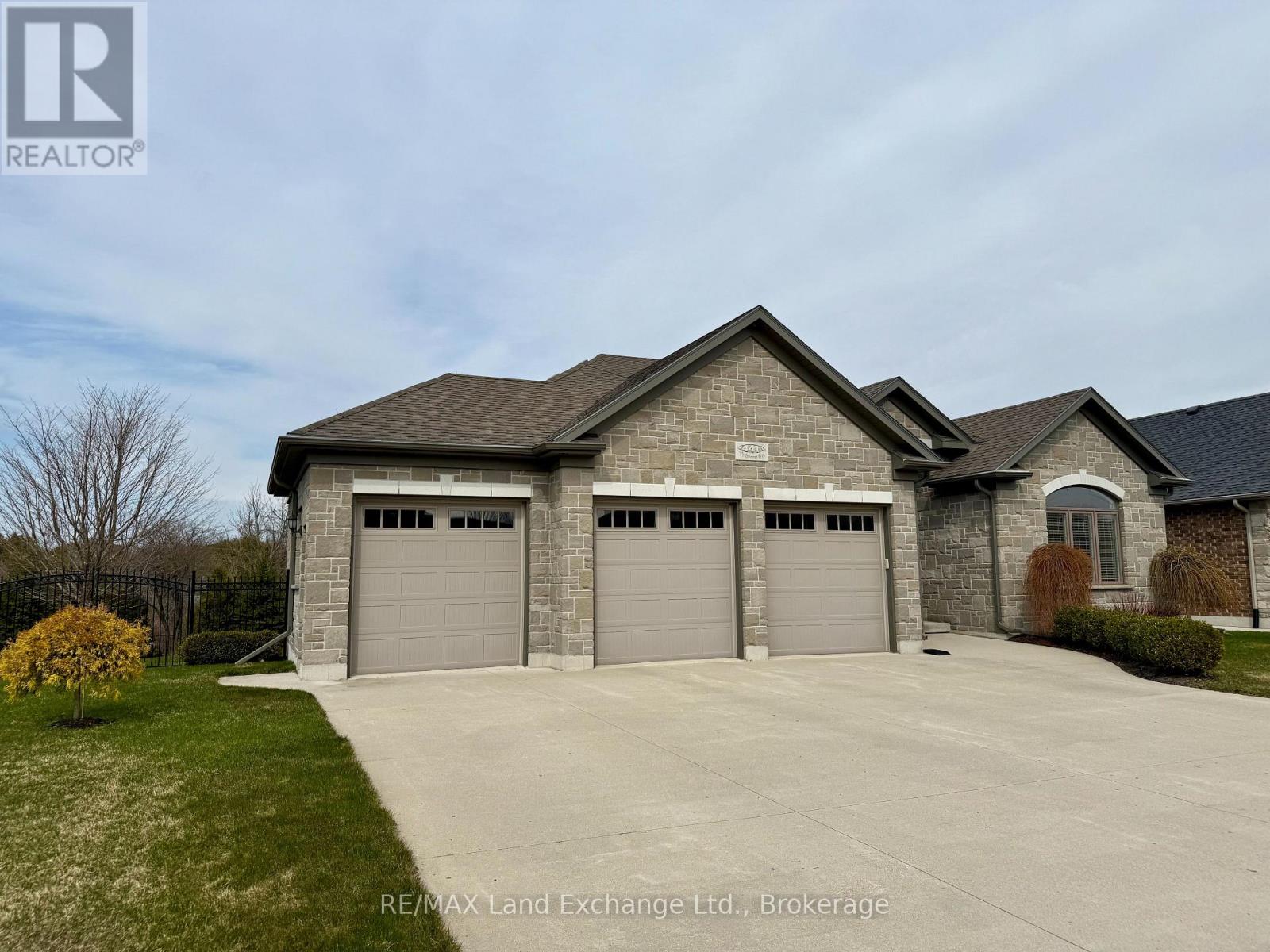 441 Mccullough Crescent, Kincardine, Ontario  N2Z 0A8 - Photo 3 - X12082564