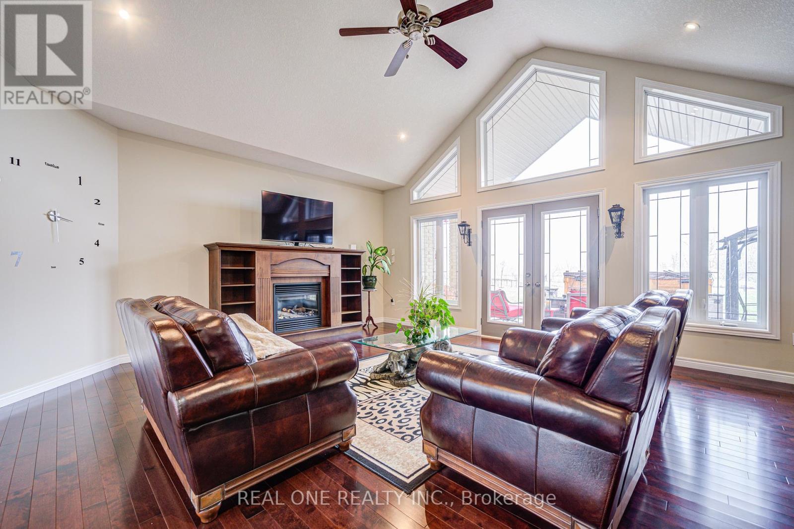 492 Scenic Drive, Brant, Ontario  N0E 1E0 - Photo 11 - X12082582