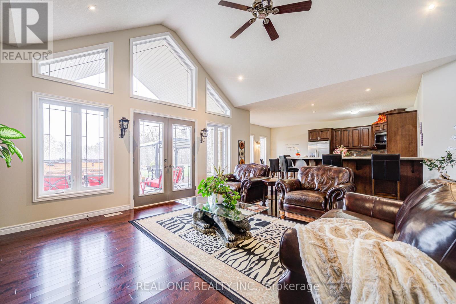 492 Scenic Drive, Brant, Ontario  N0E 1E0 - Photo 13 - X12082582