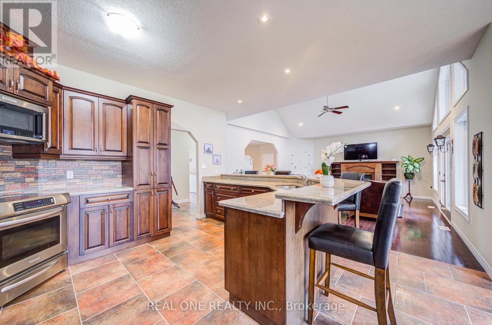 492 Scenic Drive, Brant, Ontario  N0E 1E0 - Photo 15 - X12082582
