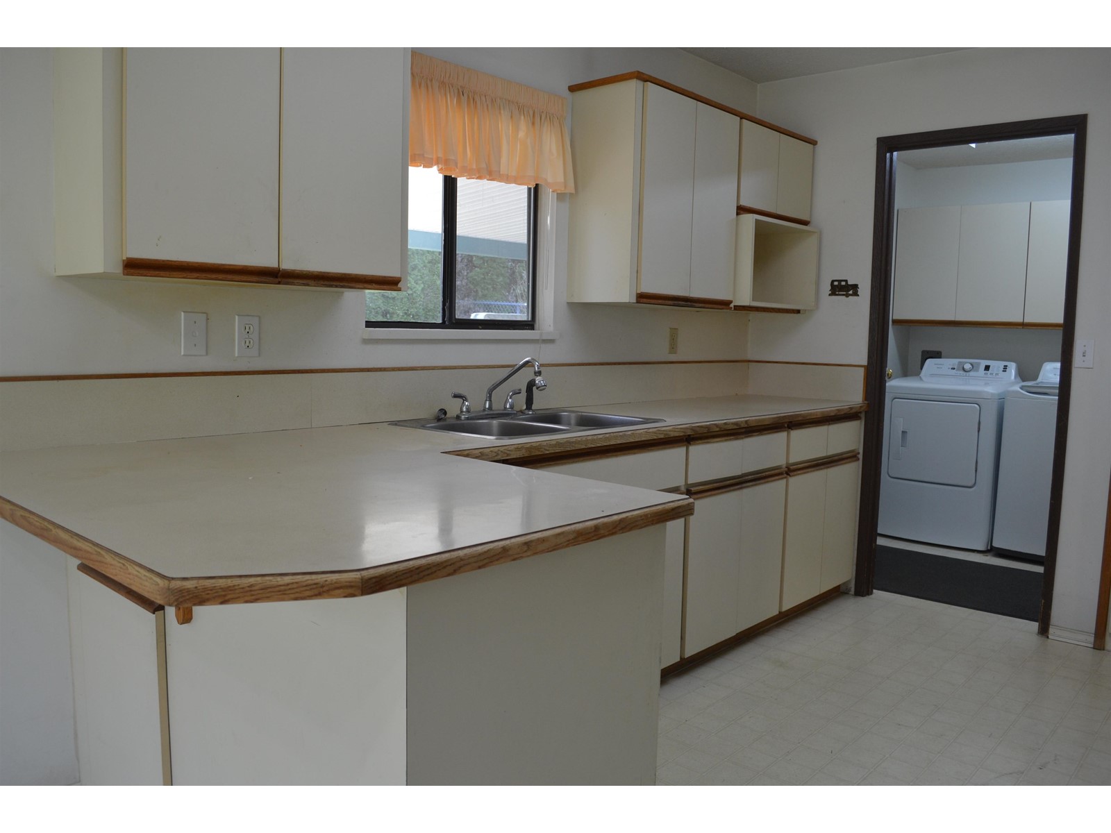 Property at 3223 CHESTNUT STREET image 4