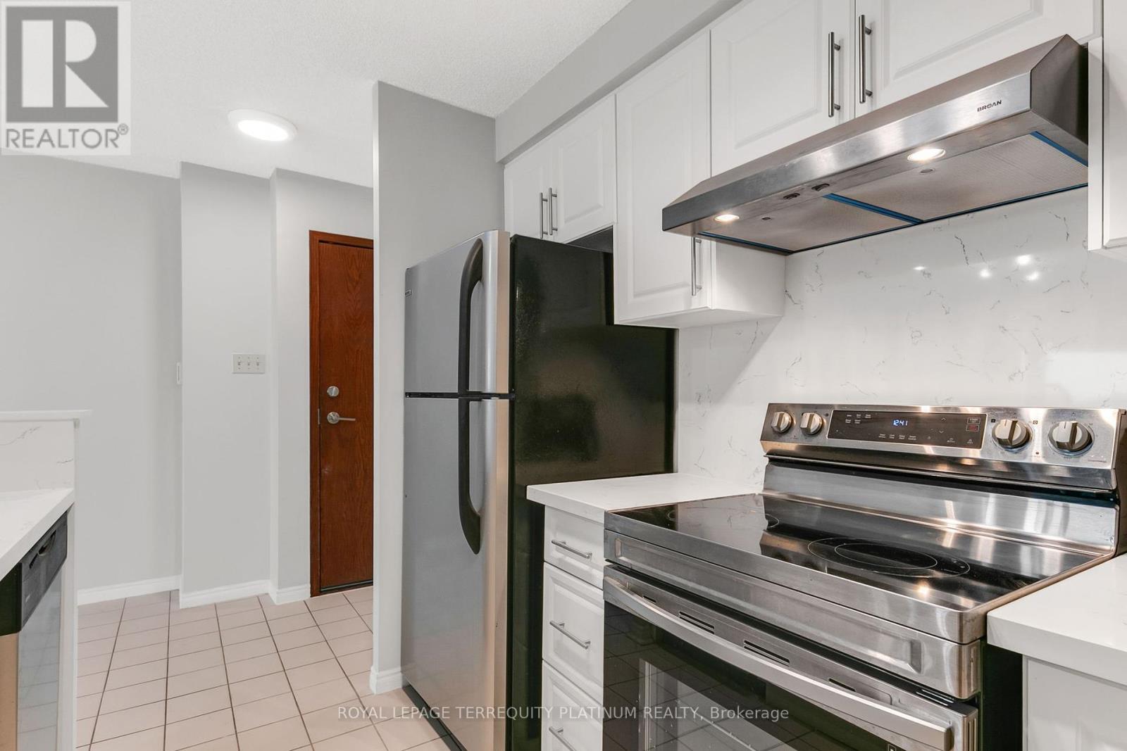 1008 - 10 Yonge Street, Toronto (Waterfront Communities), Ontario  M5E 1R4 - Photo 6 - C12082649