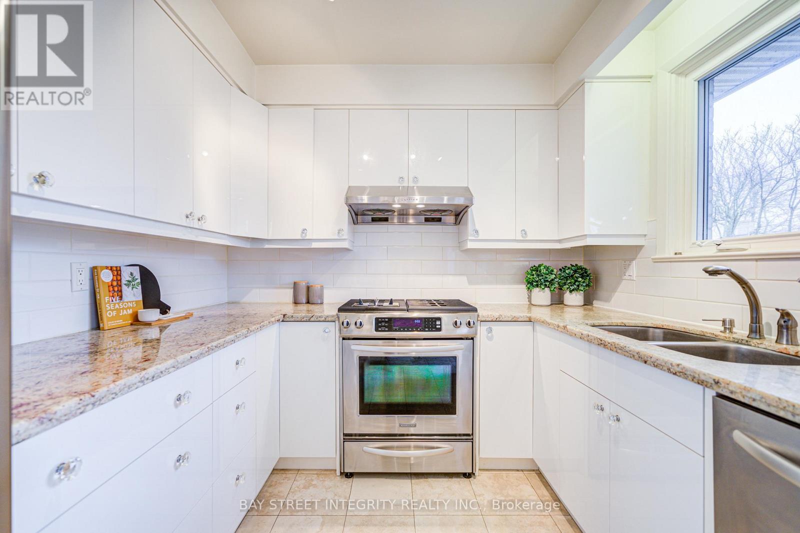 60 Foursome Crescent, Toronto, Ontario  M2P 1W3 - Photo 13 - C12082706