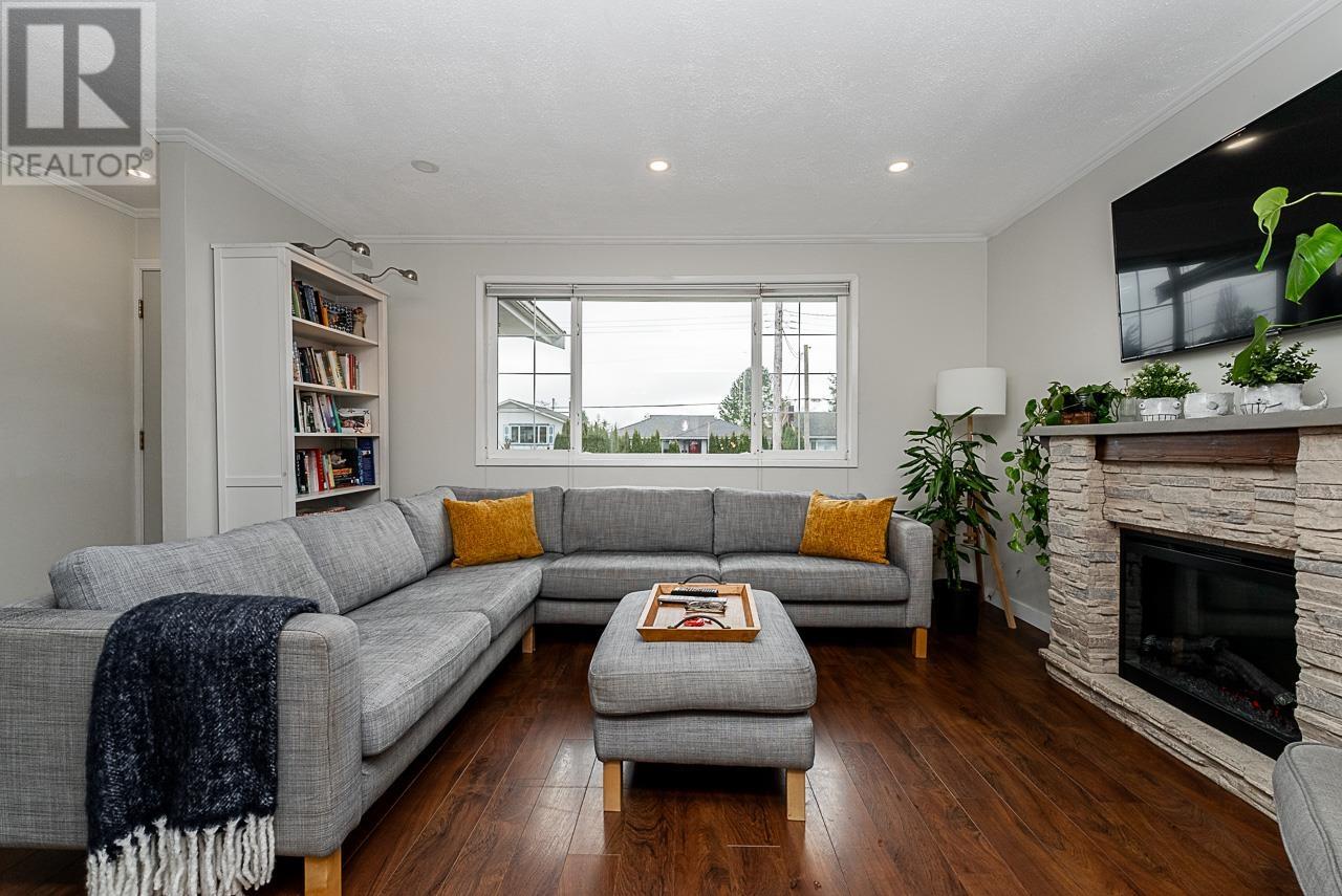 Property at 328 E 16TH STREET image 4